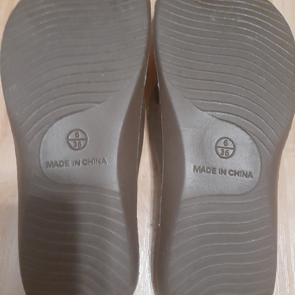 Athletic Works Sandals - Picture 2 of 4